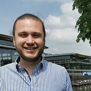 Hermann Kraus arbeitet als Wissenschaftlicher Mitarbeiter an der Forschungsstelle für Energienetze und Energiespeicher. Foto: OTH Regensburg