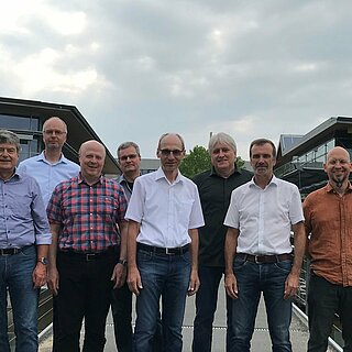 Die Alumni-Gruppe mit Prof. Dr. Rainer Holmer (links) und Prof. Dr. Heiko Unold (rechts)